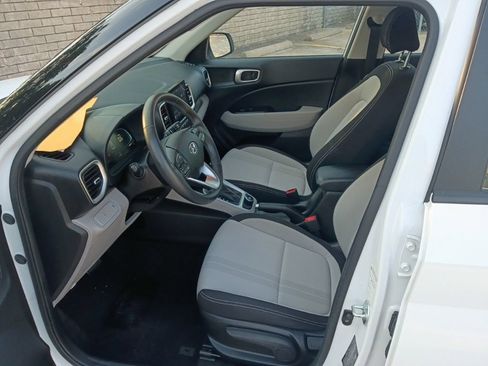 Used 2025 Hyundai Venue SEL FWD image 4