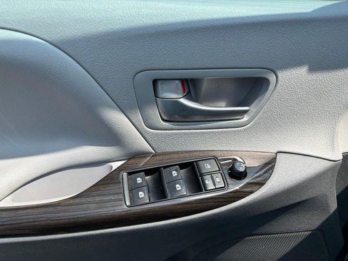 Used 2017 Toyota Sienna XLE Premium FWD image 9