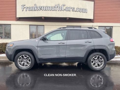 Used 2022 Jeep Cherokee Trailhawk image 5
