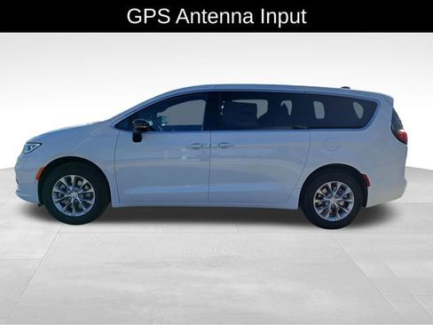 New 2026 Chrysler Pacifica Select image 4