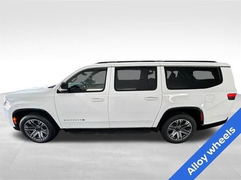Used 2024 Jeep Wagoneer L Series II w/ Flexible Seating Group AWD/4WD image 8
