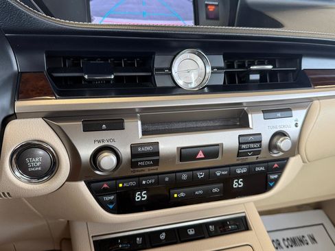 Used 2014 Lexus ES 350 w/ Luxury Package FWD image 26