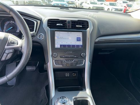 Used 2019 Ford Fusion SEL image 18