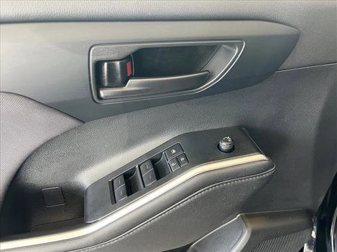 Used 2024 Toyota Highlander LE image 17