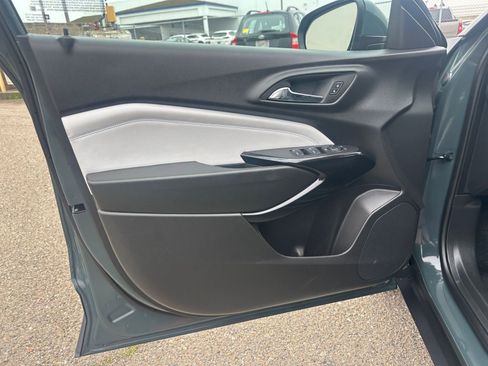 Used 2025 Chevrolet Trax LT w/ LT Convenience Package image 18