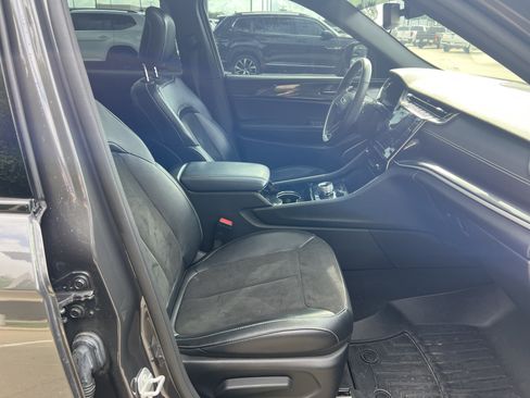 Used 2022 Jeep Grand Cherokee Altitude AWD/4WD image 27