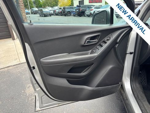 Used 2019 Chevrolet Trax LT w/ LT Convenience Package FWD image 17