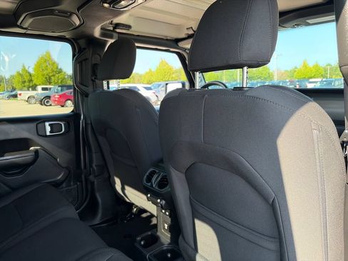 Used 2023 Jeep Gladiator Sport AWD/4WD image 35