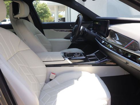 Used 2025 BMW 740i w/ Premium Package RWD image 16
