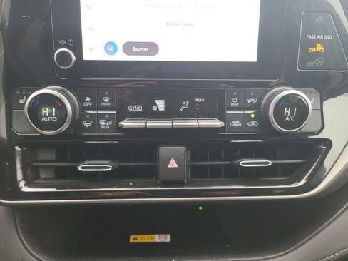 Used 2024 Toyota Highlander XLE image 29