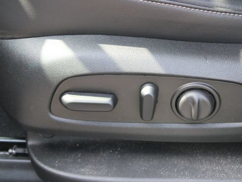 Used 2023 GMC Acadia SLT w/ Preferred Package FWD image 16