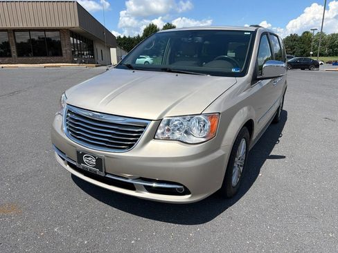 Used 2013 Chrysler Town & Country Touring-L w/ Driver Convenience Group FWD image 1