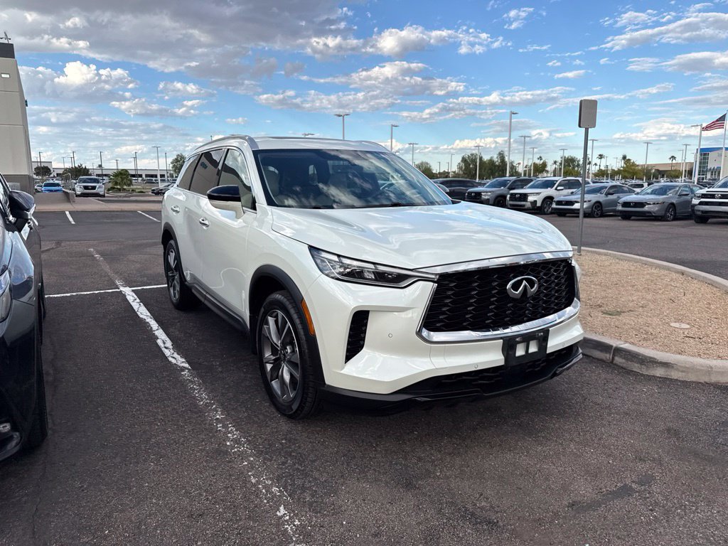 Used 2023 INFINITI QX60 Luxe w/ Cargo Package FWD image 3