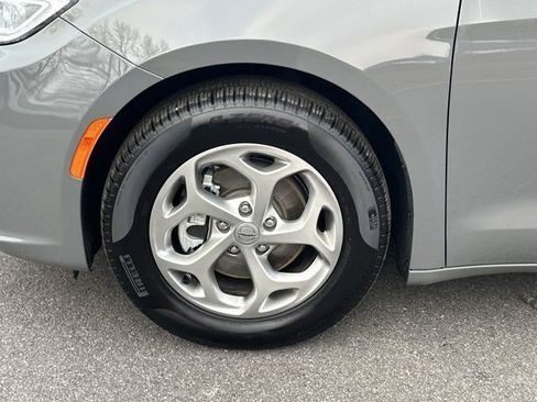Certified 2024 Chrysler Pacifica Limited image 15