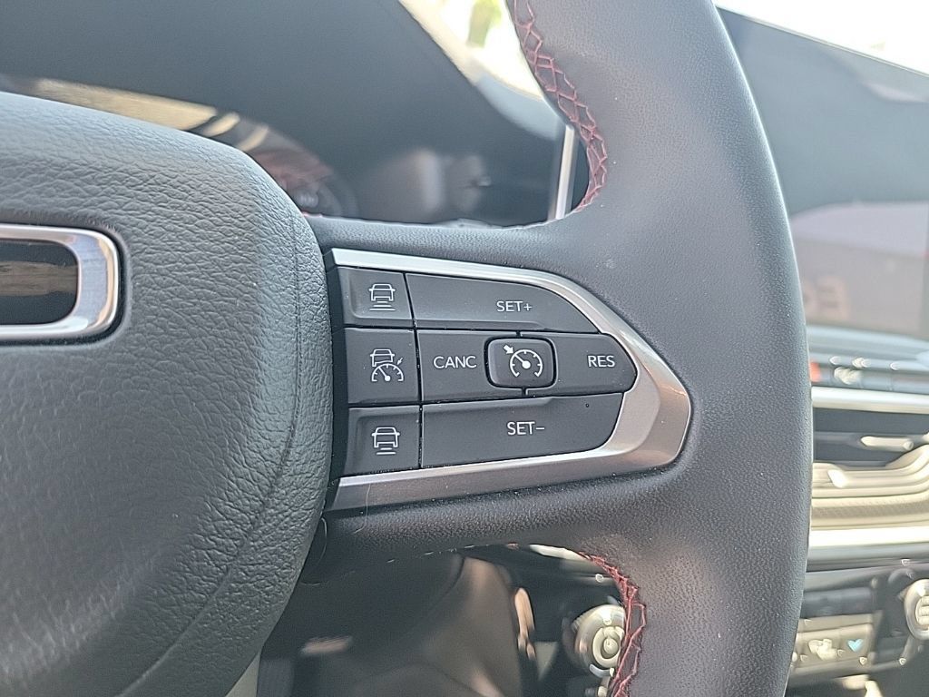 Used 2025 Jeep Compass Trailhawk AWD/4WD image 25