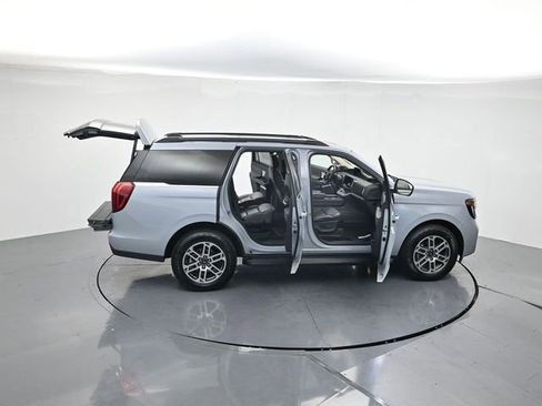 Used 2025 Ford Expedition Active image 46