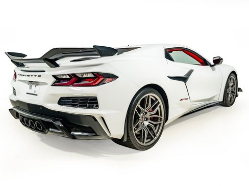 Used 2025 Chevrolet Corvette Z06 w/ Stealth Interior Trim Package RWD image 9