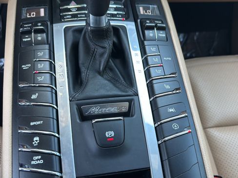 Used 2021 Porsche Macan AWD/4WD image 27