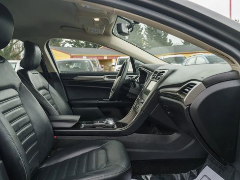 Used 2017 Ford Fusion SE w/ Fusion SE Technology Package image 11