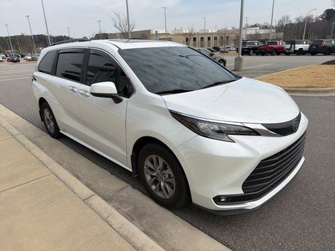 Used 2025 Toyota Sienna XLE image 18