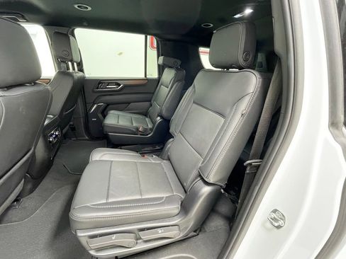 Used 2025 GMC Yukon XL Denali AWD/4WD image 9
