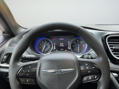 Used 2025 Chrysler Pacifica Limited FWD image 14