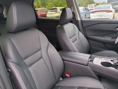 Certified 2025 Nissan Rogue SL w/ SL Premium Package FWD image 43