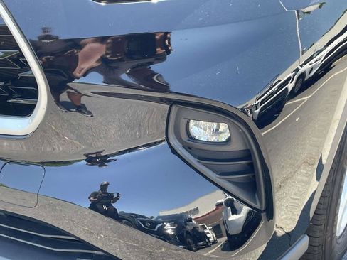 Used 2021 Toyota Highlander LE FWD image 9