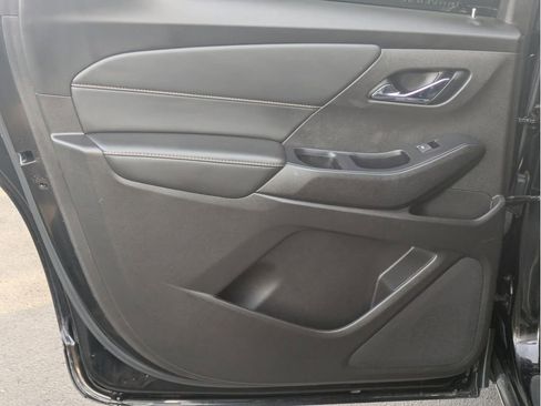 Used 2021 Chevrolet Traverse LT image 14