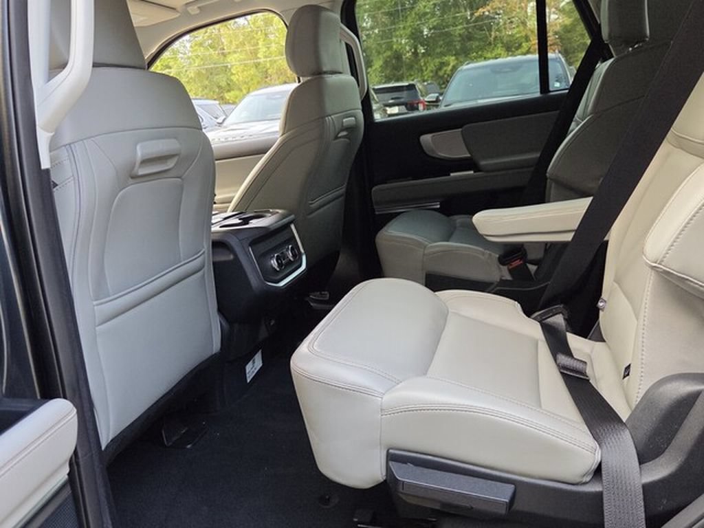 Used 2025 Ford Expedition Active AWD/4WD image 7