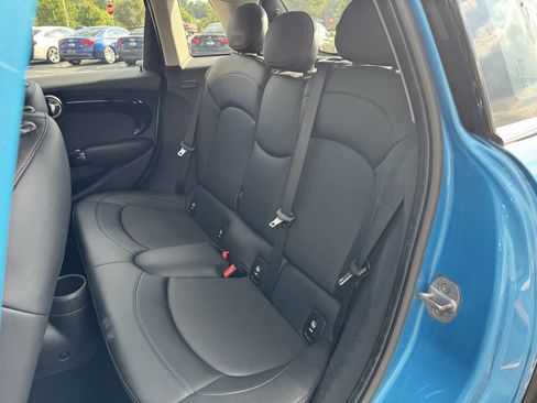 Used 2019 MINI Cooper 4-Door Hardtop w/ Signature Upholstery Package image 10