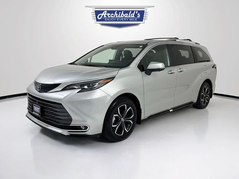 Used 2025 Toyota Sienna Platinum AWD/4WD image 3
