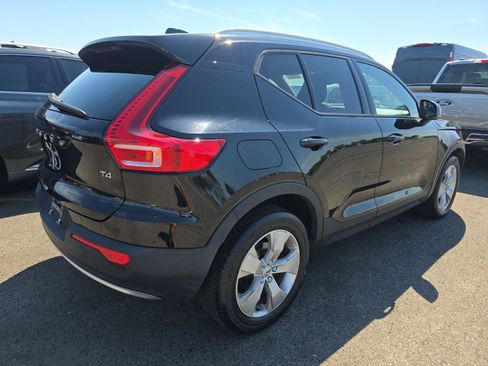 Used 2022 Volvo XC40 T4 Momentum FWD image 6