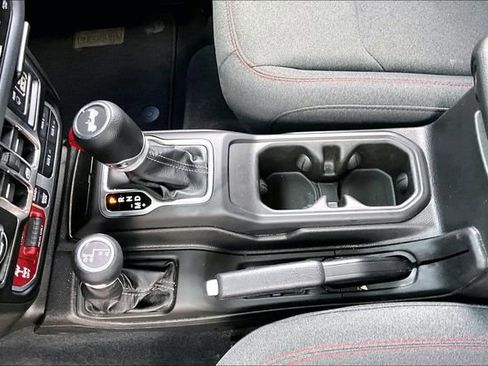 Used 2025 Jeep Wrangler Unlimited Rubicon AWD/4WD image 18