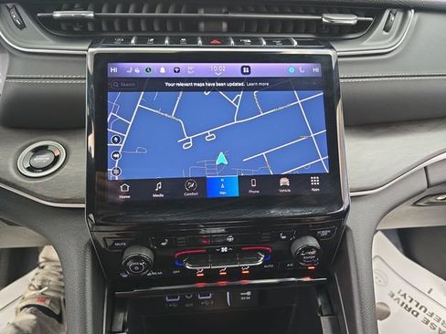 Used 2024 Jeep Grand Cherokee Limited image 32