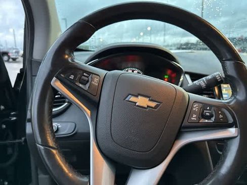 Used 2018 Chevrolet Trax LT w/ Sun & Sound Package image 9