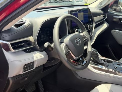 Certified 2025 Toyota Highlander Limited FWD image 12