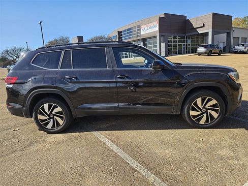 Used 2025 Volkswagen Atlas SE image 3