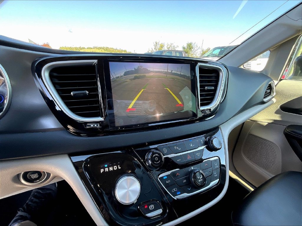 Used 2023 Chrysler Pacifica Touring-L FWD image 14