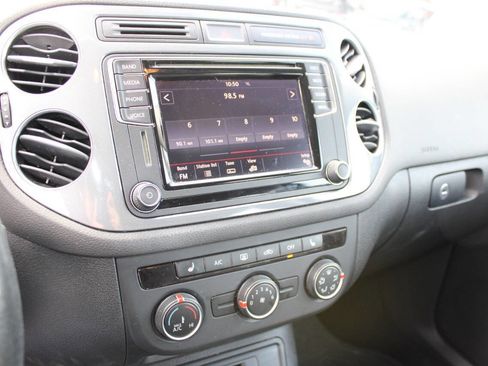 Used 2017 Volkswagen Tiguan S image 15