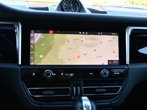 Used 2024 Porsche Macan image 12