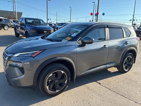 Used 2025 Nissan Rogue SV w/ SV Premium Package image 3