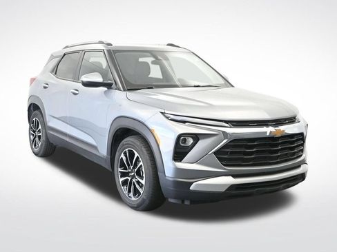 Used 2025 Chevrolet TrailBlazer LT FWD image 3