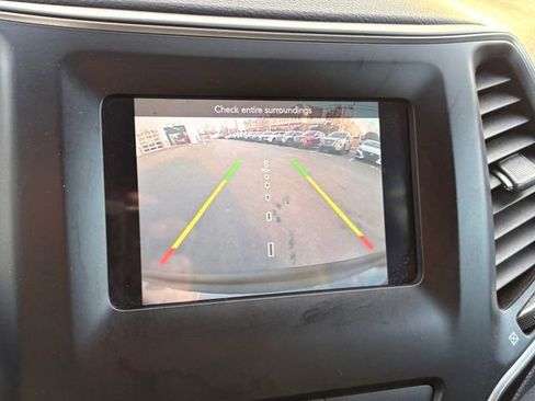 Used 2019 Jeep Cherokee Latitude Plus w/ Comfort/Convenience Group image 12