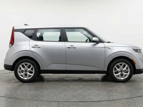 Used 2025 Kia Soul LX w/ LX Technology Package FWD image 11