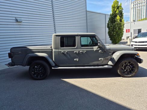 Used 2022 Jeep Gladiator Overland AWD/4WD image 2
