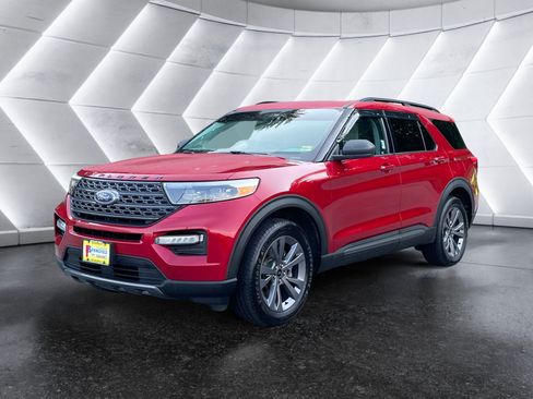 Used 2021 Ford Explorer XLT w/ Equipment Group 202A AWD/4WD image 2
