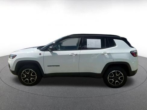 Used 2025 Jeep Compass Trailhawk AWD/4WD image 9