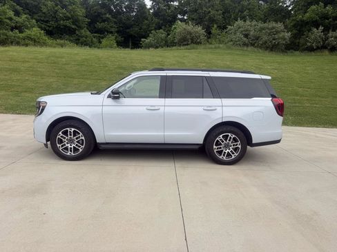 Used 2025 Ford Expedition Active AWD/4WD image 2