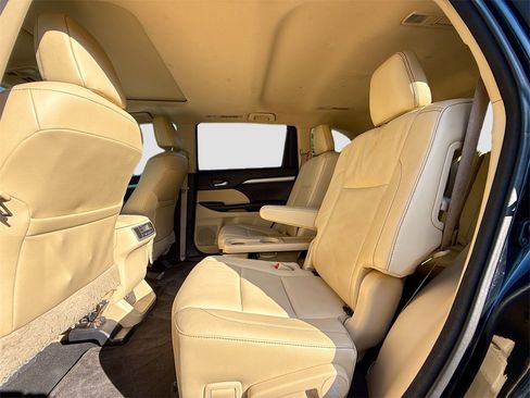 Used 2017 Toyota Highlander XLE image 27